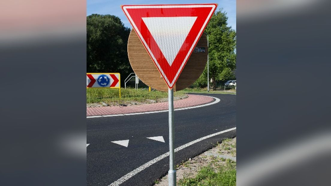Een bamboe verkeersbord op een rotonde in Coevorden(Rechten: provincie Drenthe)
