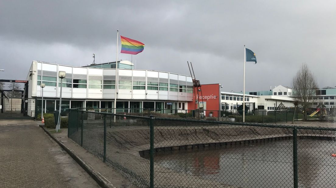 Bij het AZC in Hoogeveen hangt standaard de regenboogvlag uit.