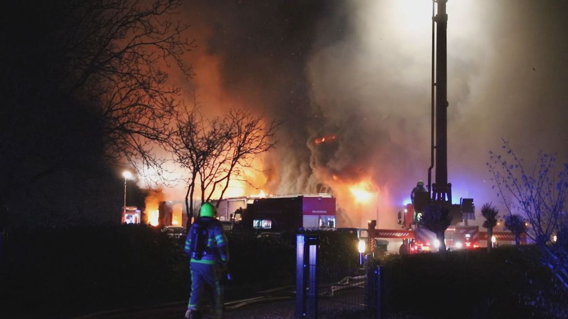 Er heeft zondagavond een grote brand gewoed in een loods aan de Ridderslag in Beesd.