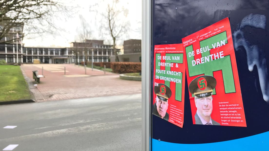 De pamfletten bij het provinciehuis (Rechten: RTV Drenthe/Jeroen Kelderman)