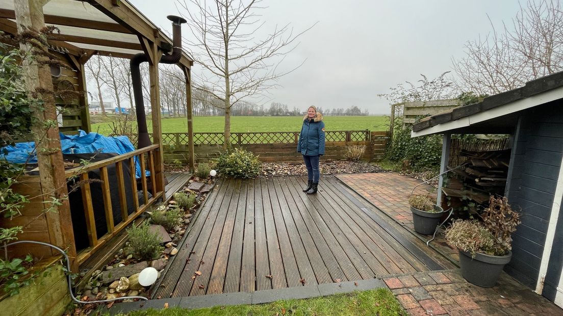 Marieke Rosing in haar achtertuin met weids uitzicht