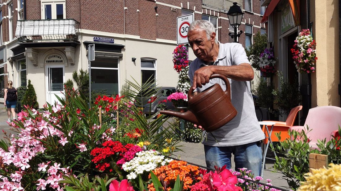Monir verzorgt de bloemen voor zijn restaurant