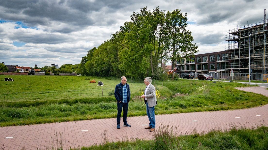 Herman Langhorst en wethouder Jaap van der Haar bezoeken de locatie van de mogelijke nieuwe school