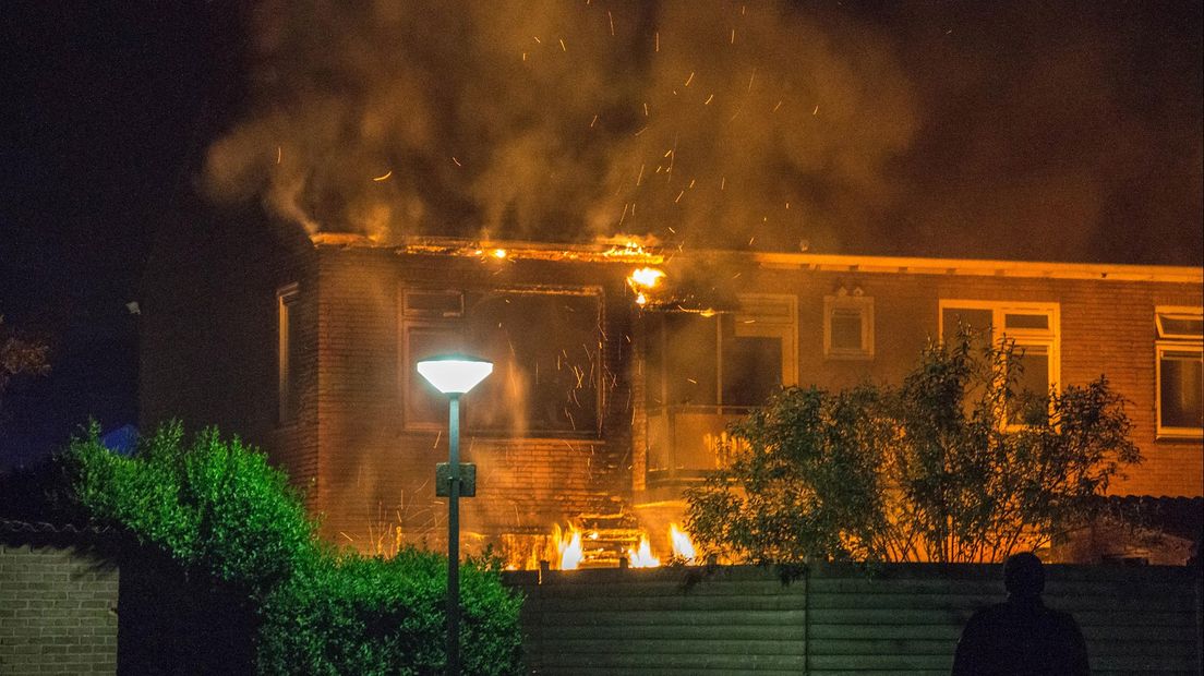 Brand achter leegstaande woning in Steenwijk