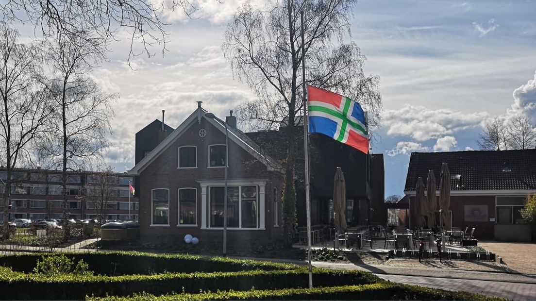De vlag hangt halfstok in Loppersum