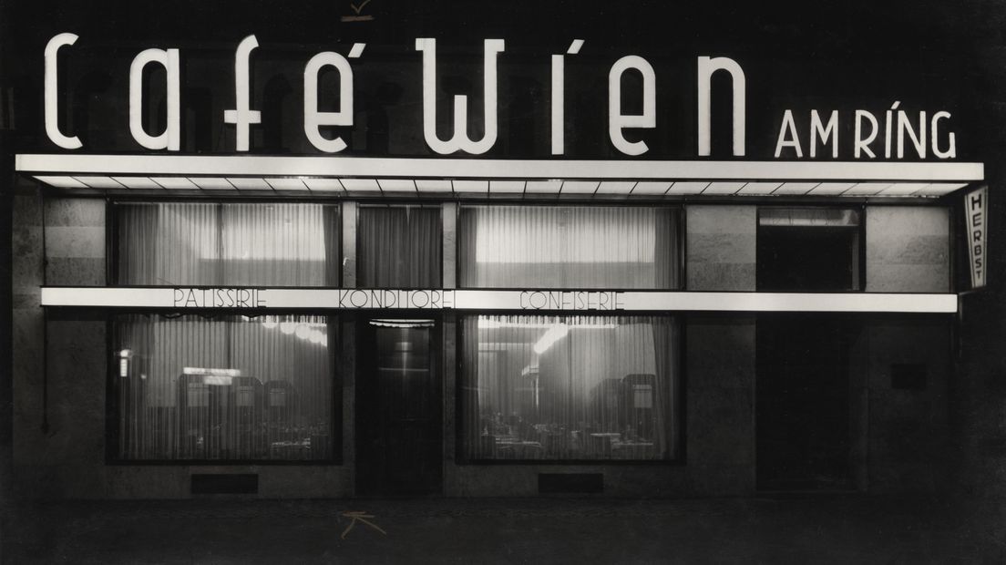 Werner Mantz - Cafe Wien, 1929