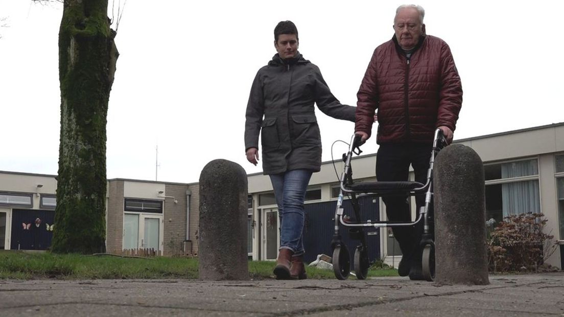 De paaltjes die het onmogelijk maken om met de auto bij de woning van meneer Hop te komen