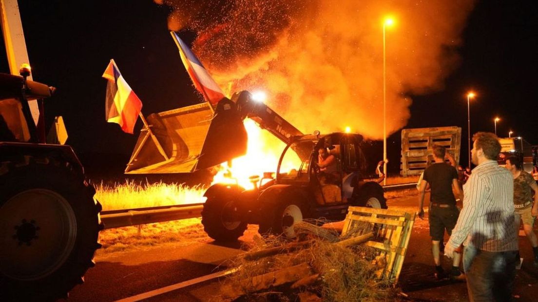 Op de A12 bij Didam en Zevenaar werd brand gesticht.