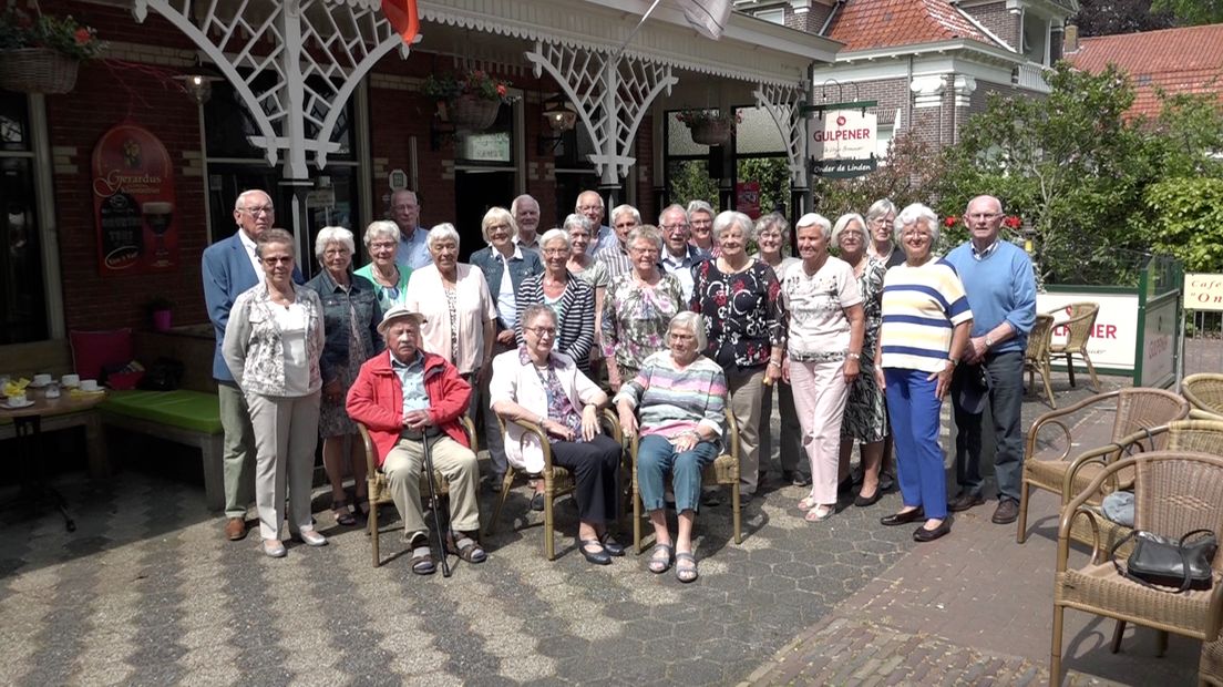 Oud-leerlingen van de voormalige kleuterschool in Vries zijn voor de tiende keer bijeen voor een reünie.
(Rechten: Steven Stegen / RTV Drenthe)