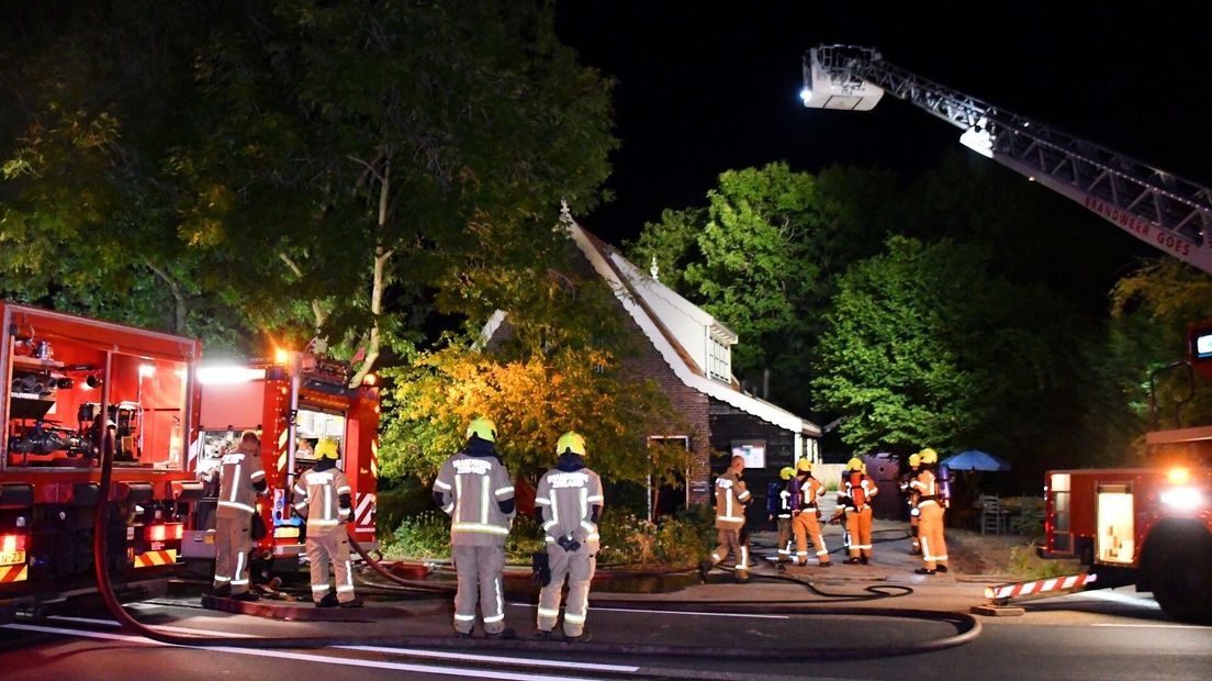 Brandweer bij vrijstaande woning in 's-Heer Hendrikskinderen