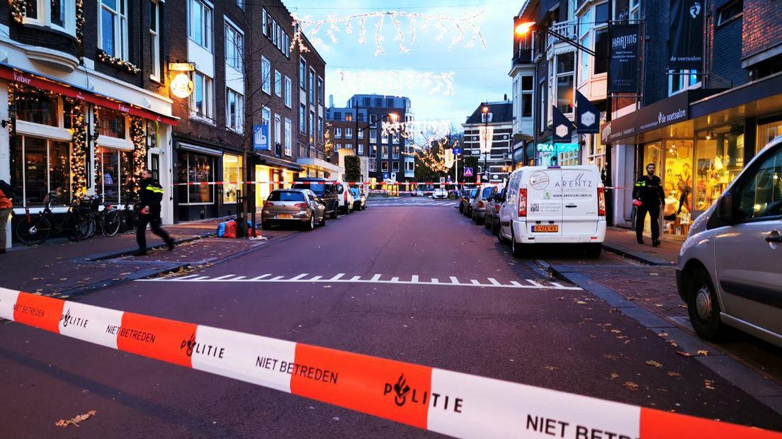 Een man dreigt dinsdagmiddag mensen neer te schieten in Nijmegen. Dat meldt de politie. Hij heeft zich verschanst in een kantoorpand in de Hertogstraat en heeft mogelijk een wapen bij zich.