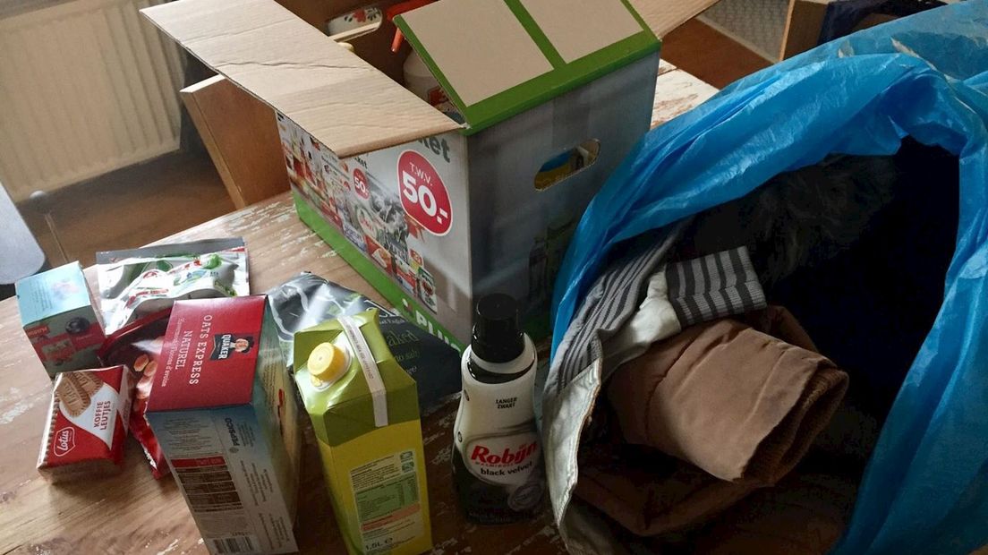 Naast kleding krijg het gezin ook veel voedsel aangeboden