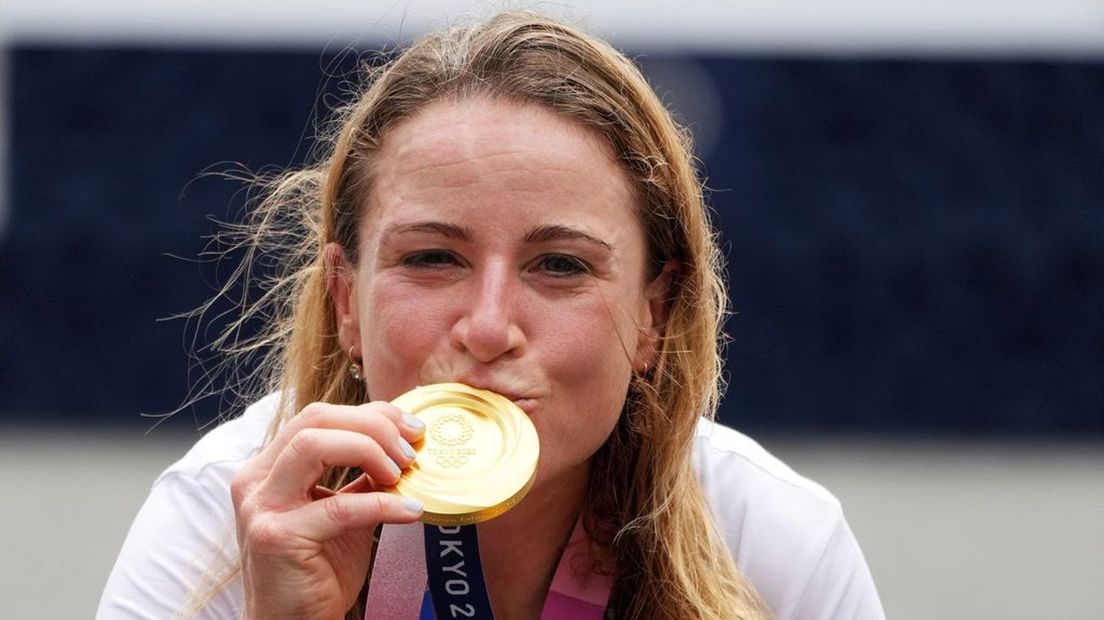 Van Vleuten is blij met haar gouden medaille.