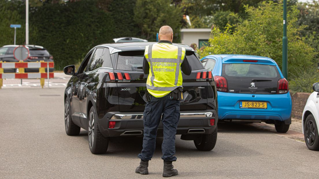 Overheidsdiensten controleren iedereen op het terrein.