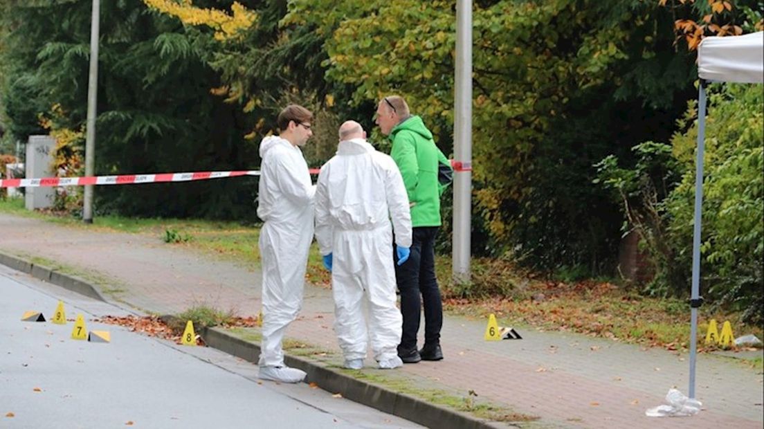Rechercheurs bezig met het onderzoek nadat de Enschedese advocaat werd beschoten