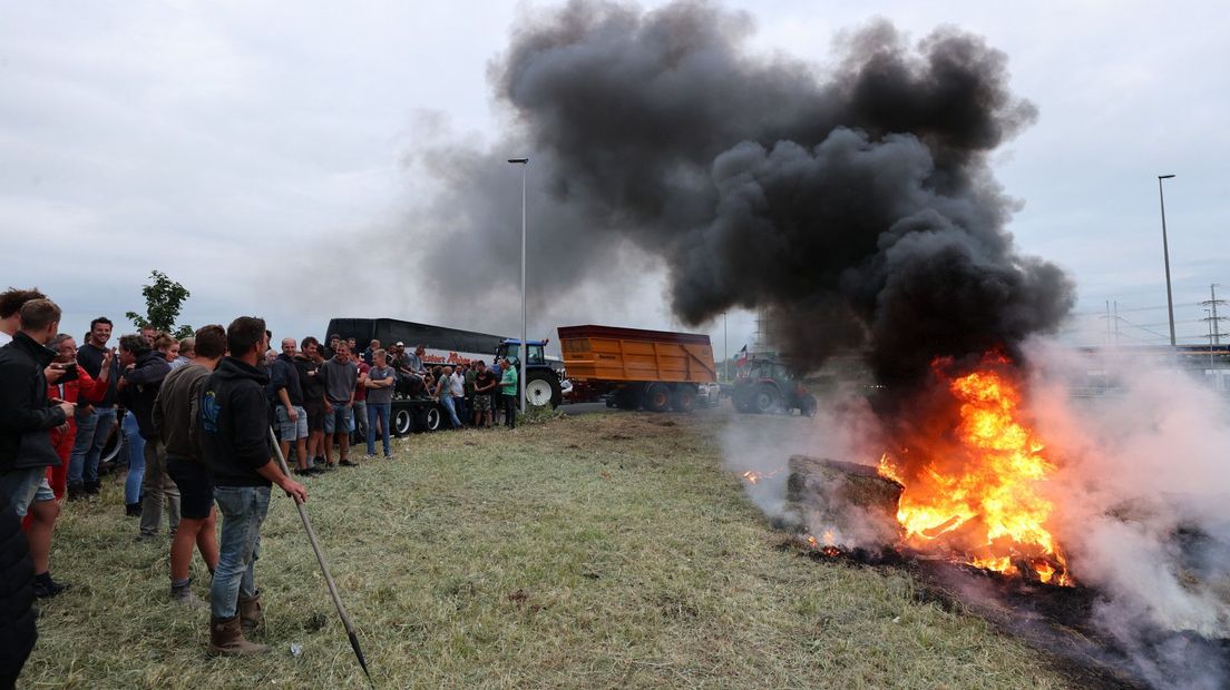 Boeren staken de hooibalen in brand langs de A12