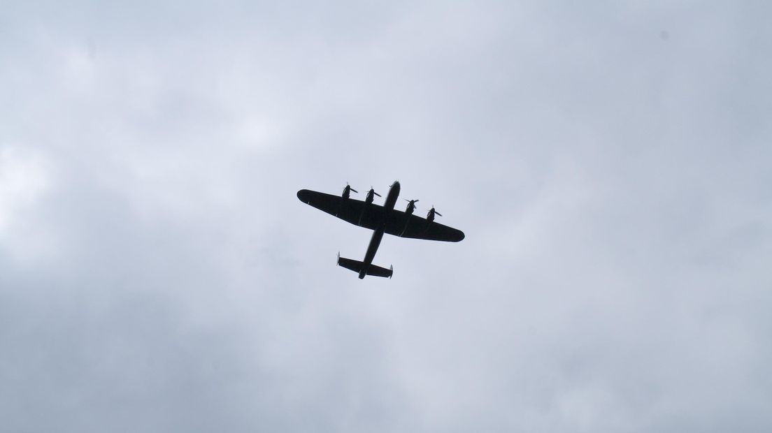 Lancaster vliegt over herdenking Markelo