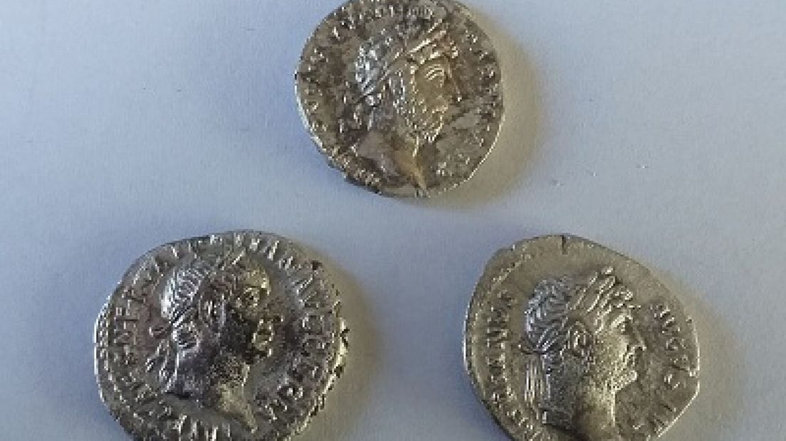 Drie zilveren munten uit de Romeinse muntschat
