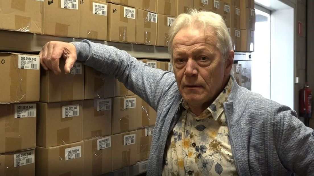 Paul Nijhuis bij zijn voorraad.