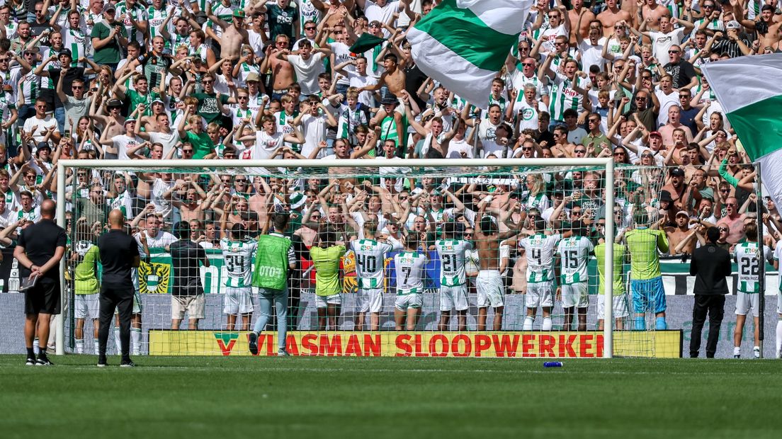 De spelers vieren de 1-0 overwinning tegen Go Ahead Eagles met de supporters