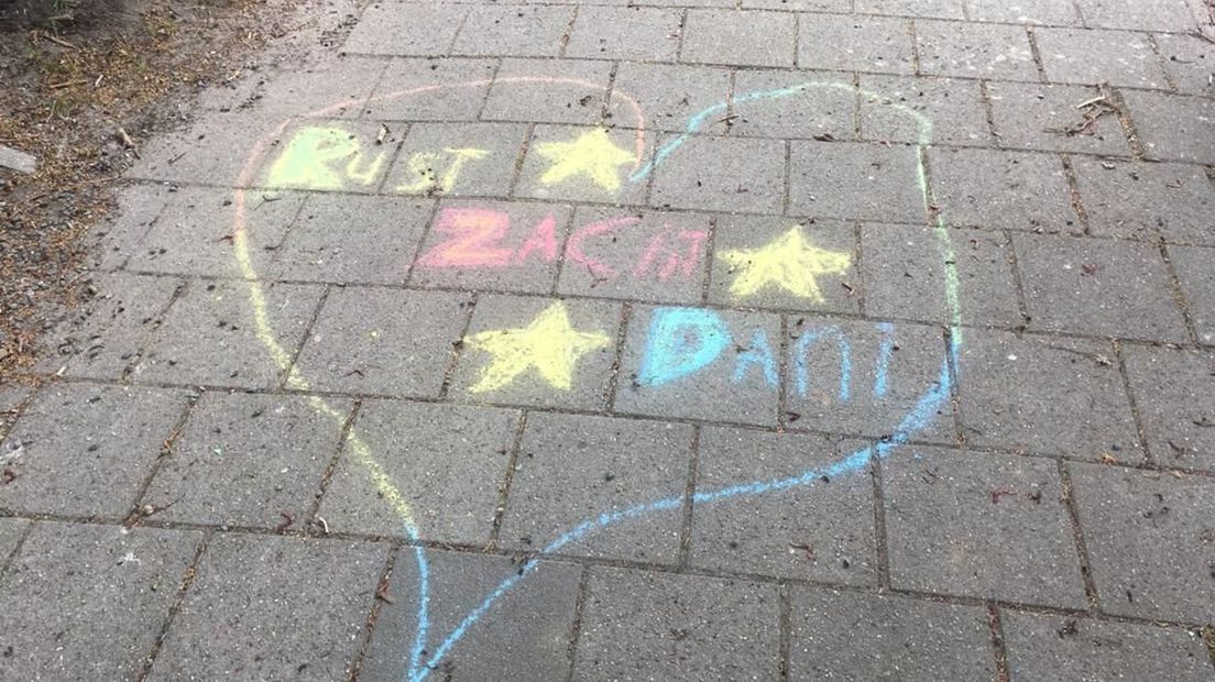 Op het schoolplein is een hart getekend met de woorden 'Rust zacht, Dani'.