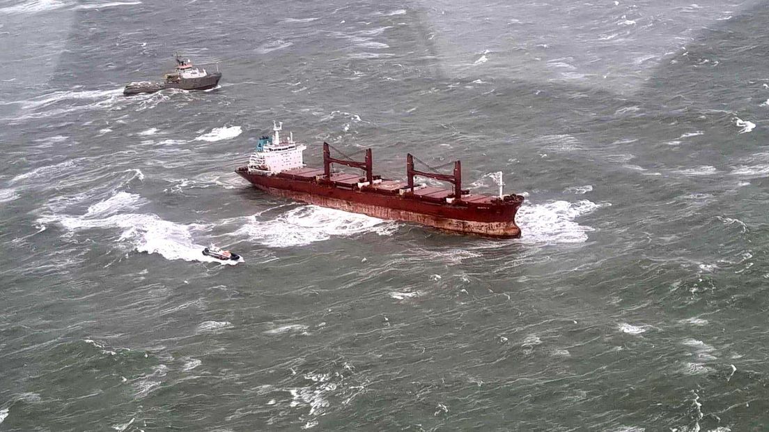 Het vrachtschip Julietta D met de sleepboot en een reddingsboot van de KNRM