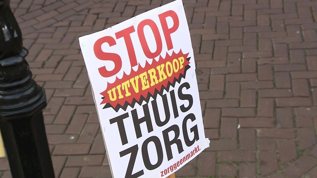 demonstratie zorgmedewerkers bij gemeentehuis Zwolle
