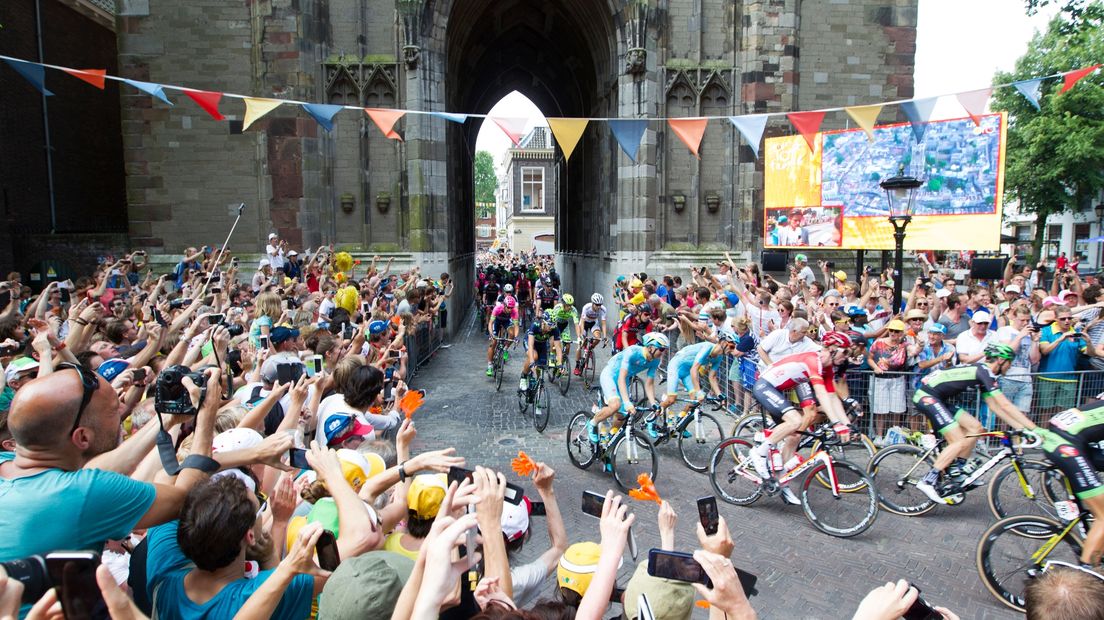 De renners rijden onder de Domtoren door tijdens de tweede etappe van de Tour de France in 2015