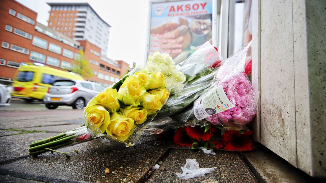 Bloemen op de plek waar Myron werd doodgestoken