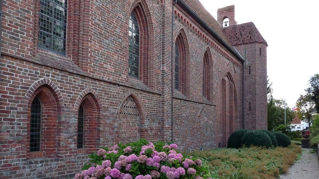 Zijgevel van de Abdijkerk van Aduard, die tegenwoordig wordt gebruikt als Nederlands hervormde kerk.