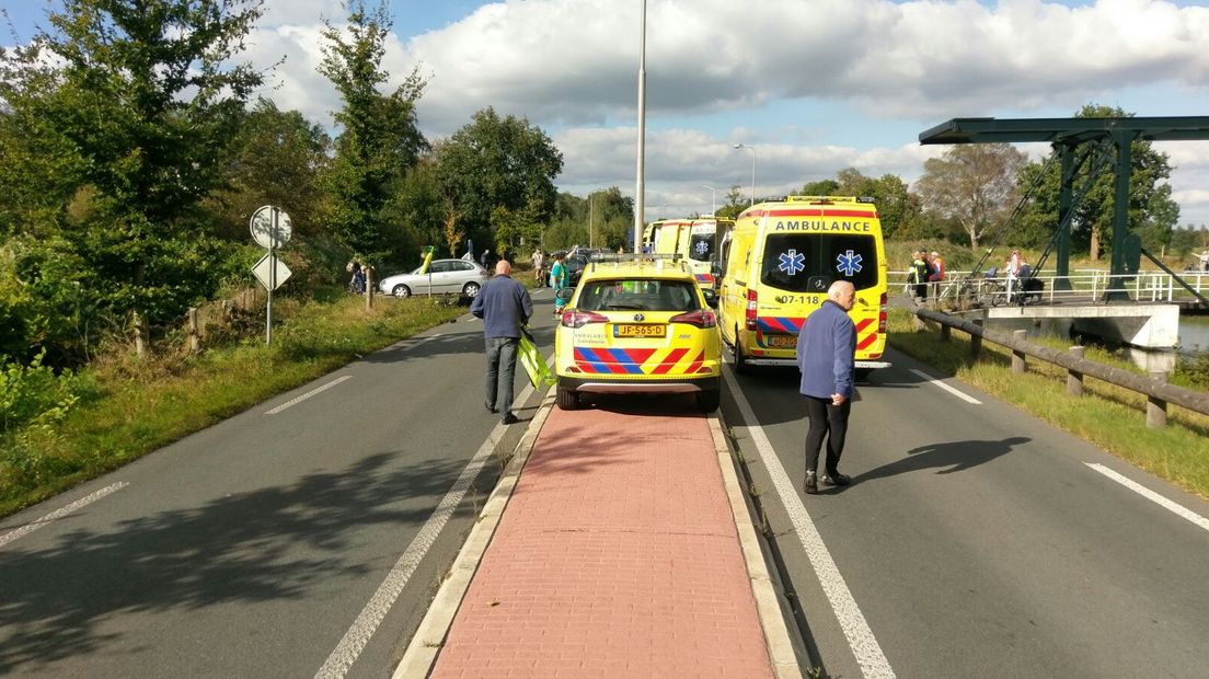 Een vrouw op een fiets is dinsdagmiddag zwaar gewond geraakt bij een ongeluk op de Kanaalweg in Laag-Soeren. De arts van de traumahelikopter, die in de buurt landde in een weiland, is met het slachtoffer meegereden in de ambulance.
