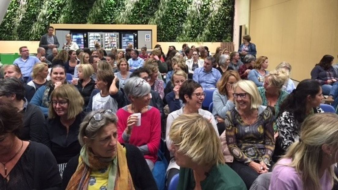Zo'n 100 ouders en docenten puzzelen over het puberbrein in Goes