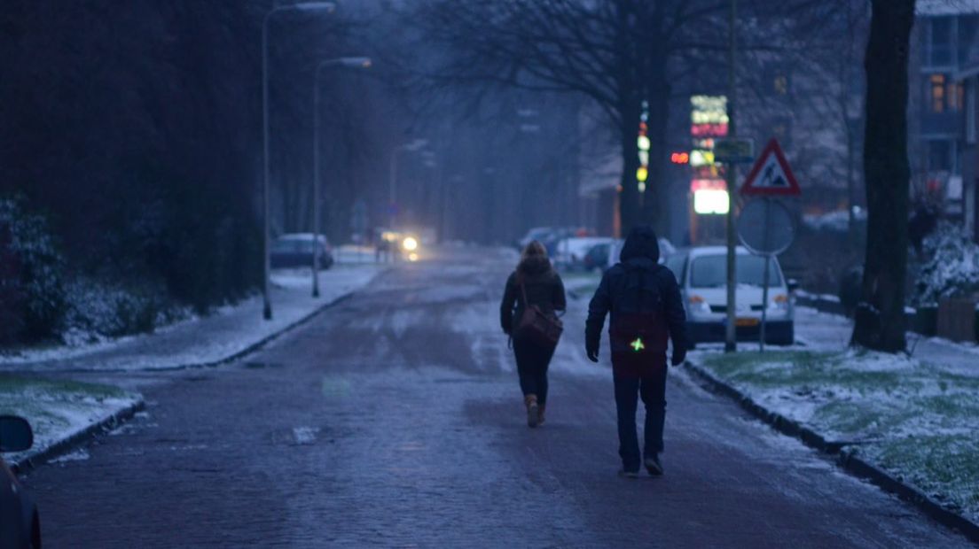 Wandelaars trotseren de spekgladde weg. (Rechten: Jeroen Kelderman / RTV Drenthe)
