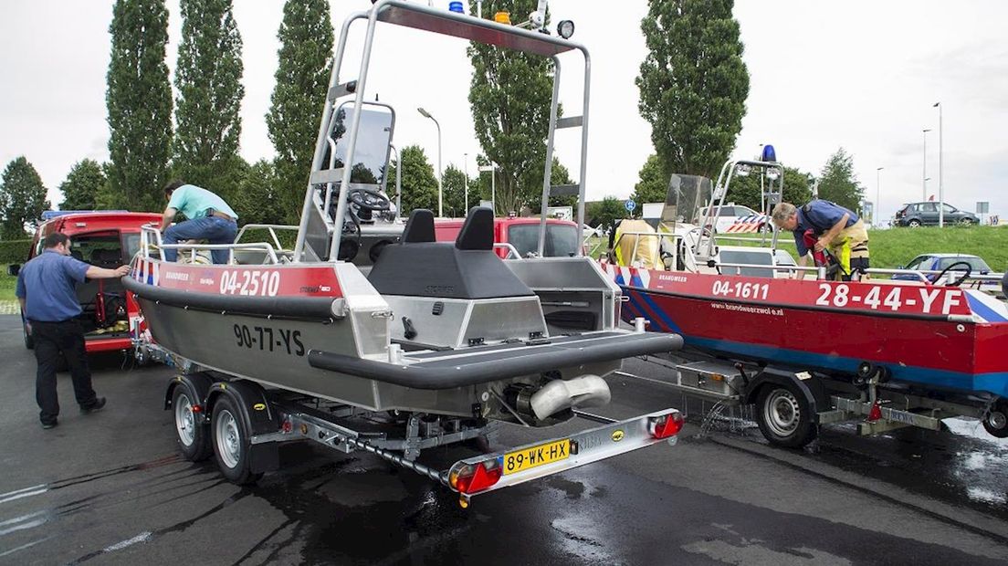 Brandweerboot in problemen op de IJssel