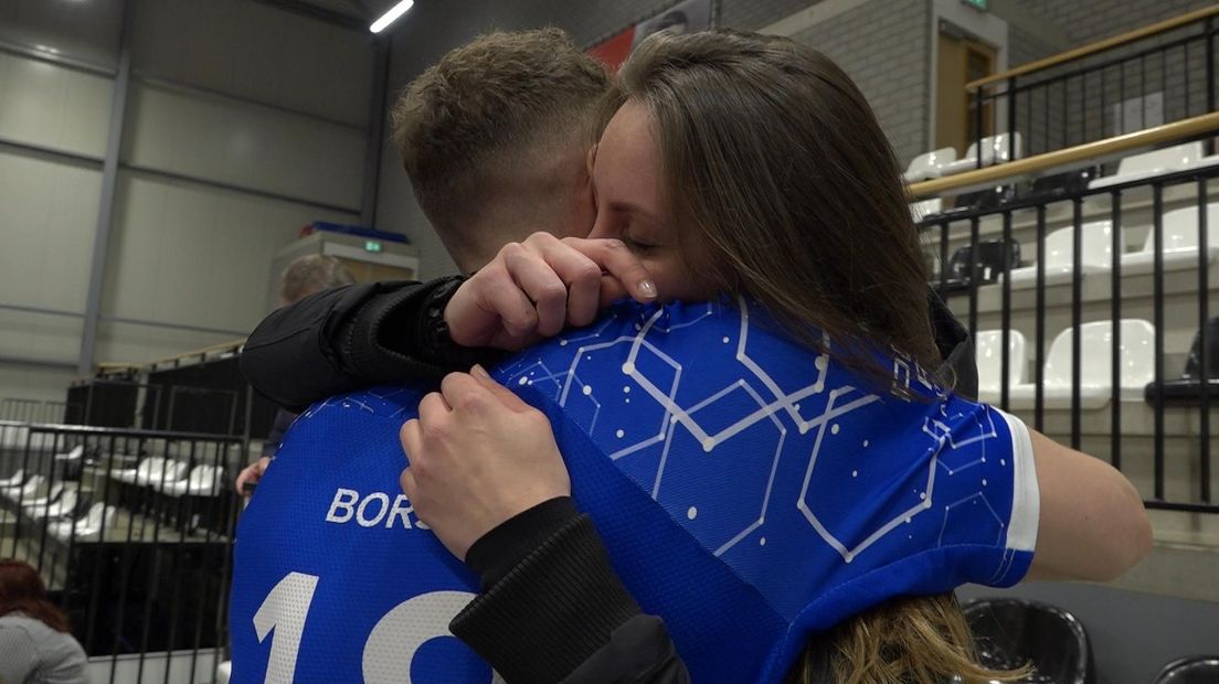 Dennis Borst knuffelt zijn vriendin