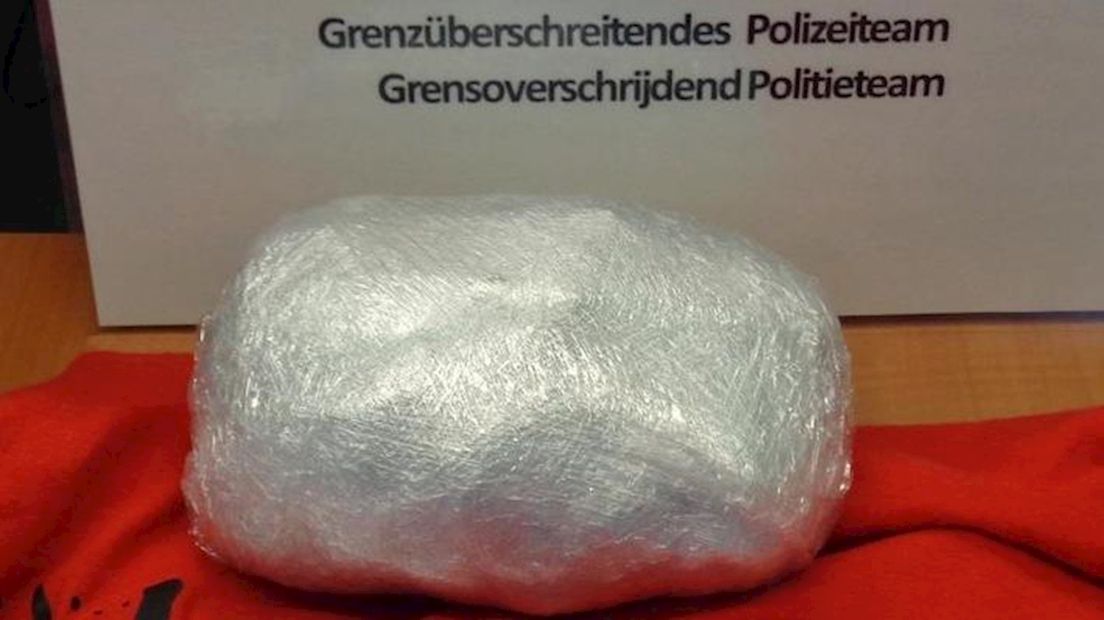 Het pakketje met de drugs dat in de handtas werd gevonden