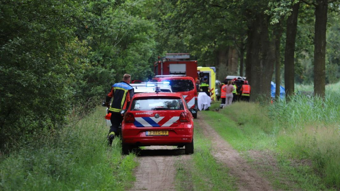 Hulpdiensten op de onverharde weg bij Vlagtwedde, waar het ongeval plaatsvond