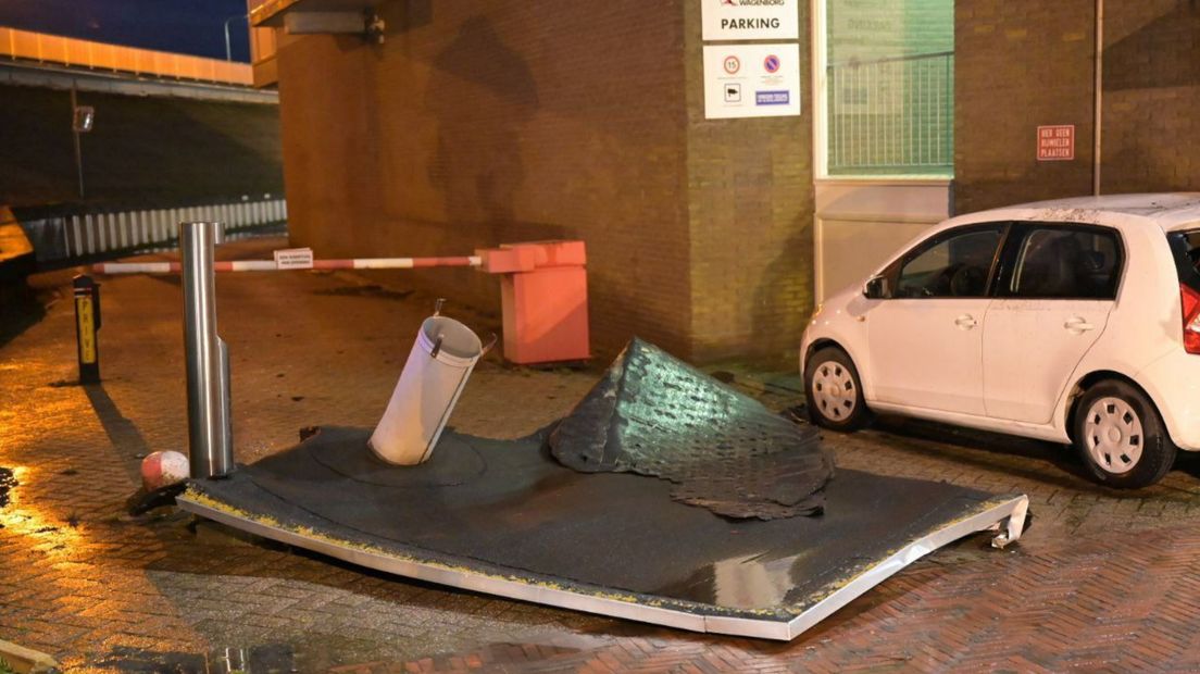 In Delfzijl waaide een deel van een dak naar beneden