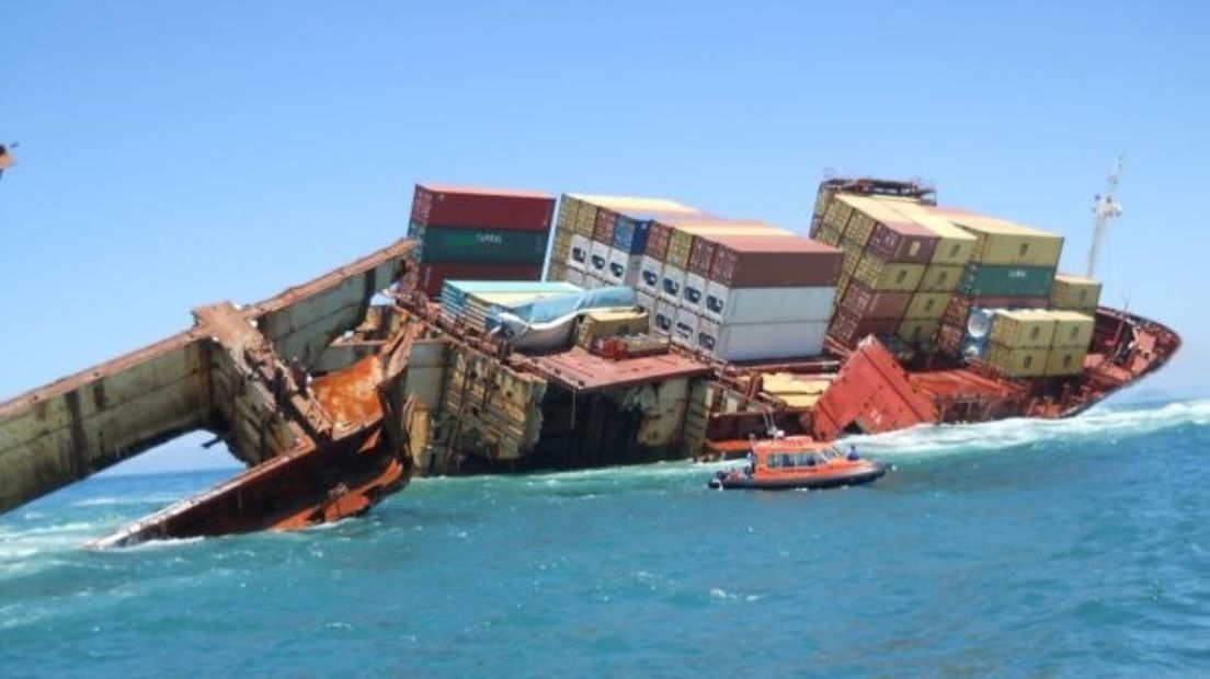Het gestrande schip Rena voor de kust van Nieuw-Zeeland