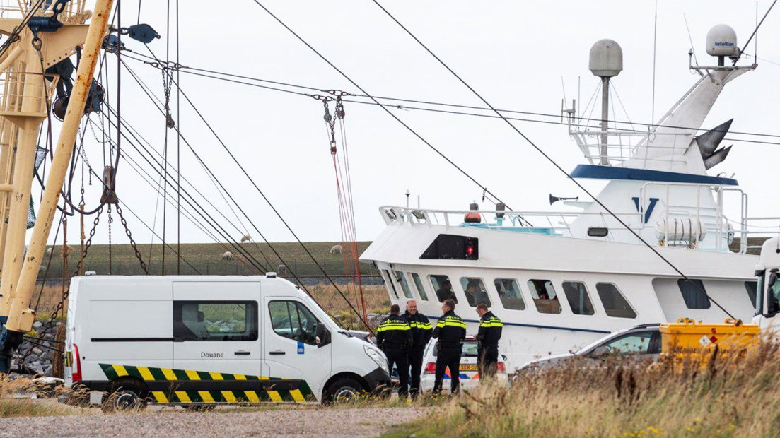 De douane controleert een boot in de Eemshaven