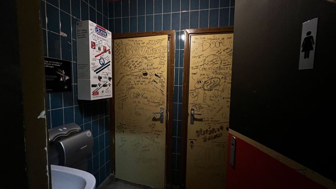 Het café staat bekend om de deuren van de wc's waar iedereen een boodschap kan achterlaten