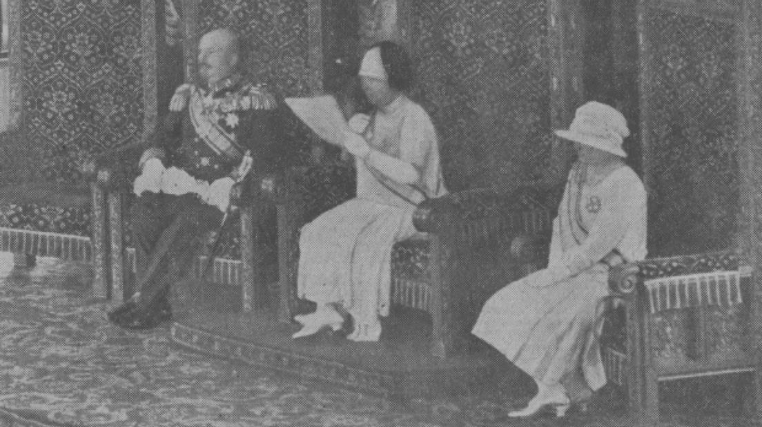 Prinsjesdag 1927, Prinses Juliana en haar ouders in De Ridderzaal | Bron: Haags Gemeentearchief