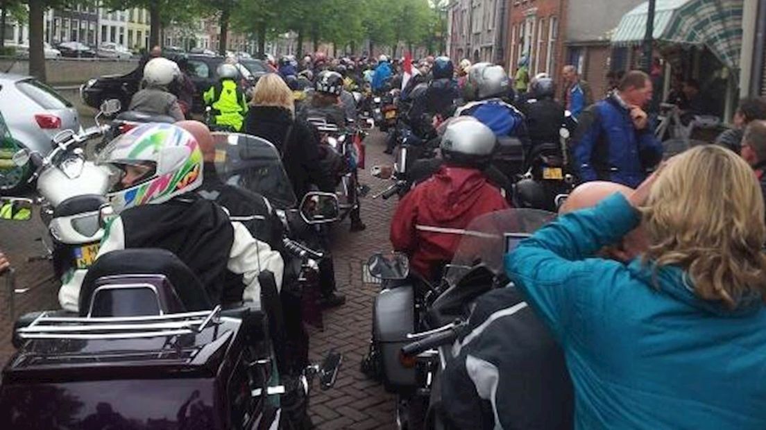 Vertrek honderden motorrijders vanuit Kampen