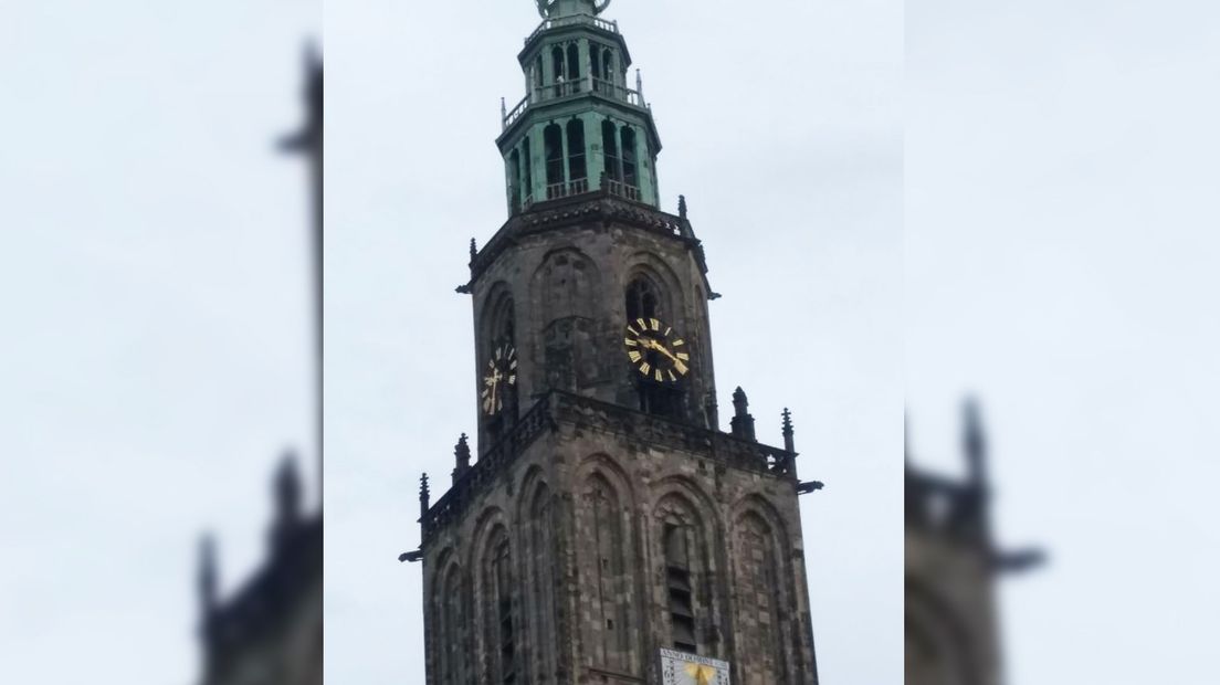 De klok van de Martinitoren in Stad geeft niet de goede tijd aan