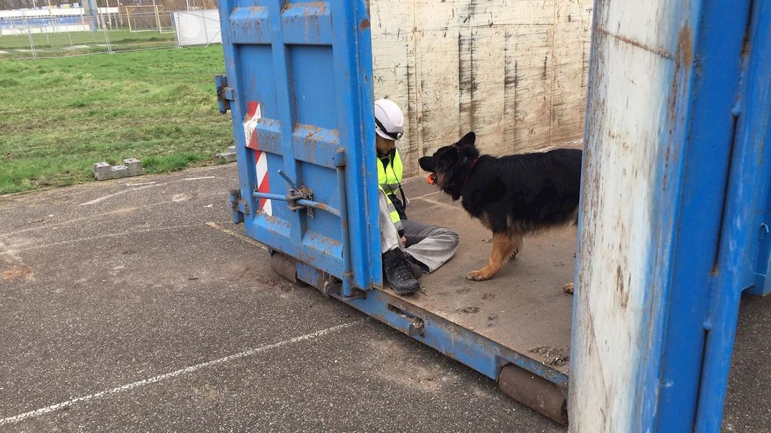 Ook buiten werd geoefend en lag iemand in een container