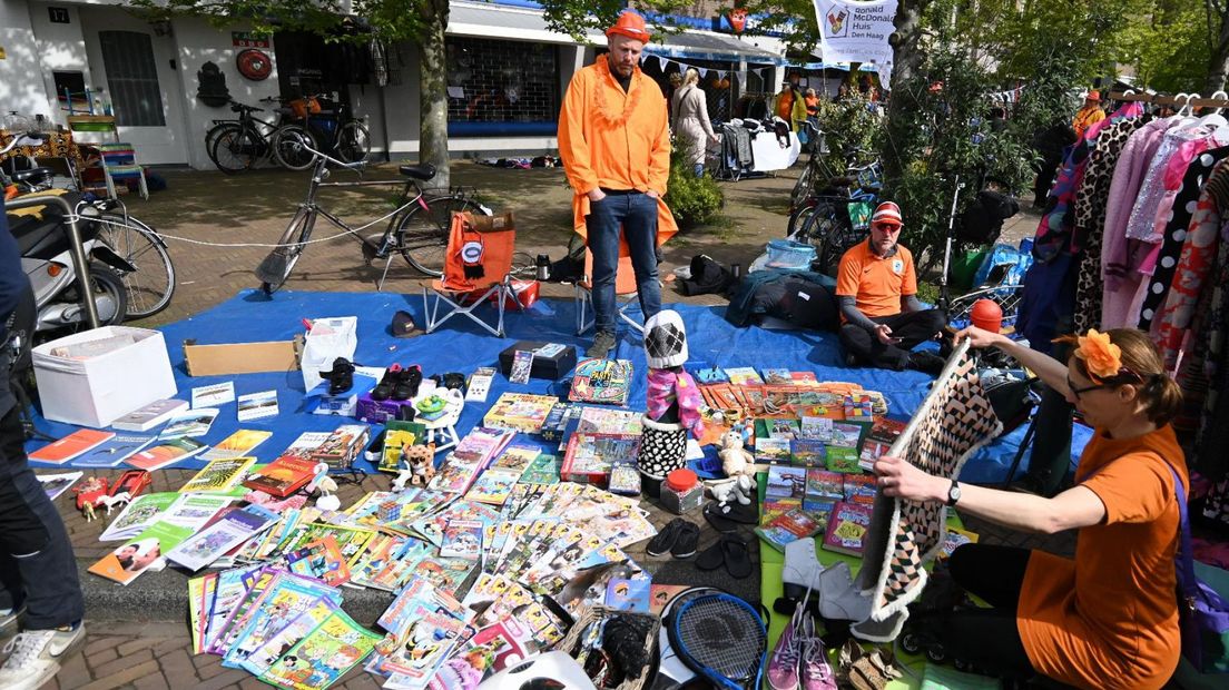 Koningsdag | Kappersspullen, beeldjes en servies op vrijmarkt: 'Het staat al jaren in de kelder'