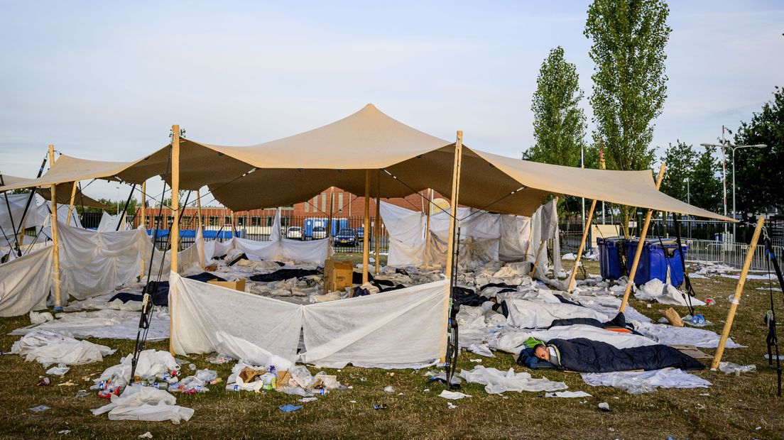 Het grasveld voor het aanmeldcentrum in Ter Apel dat gebruikt wordt als slaapplek