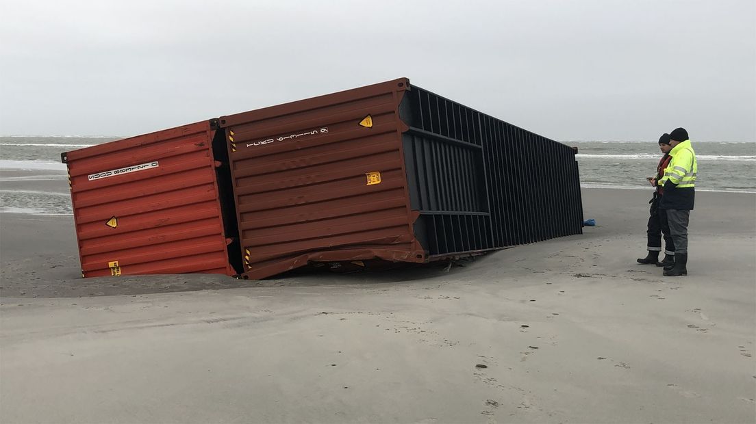 Sommige containers kunnen niet voor de storm worden geborgen