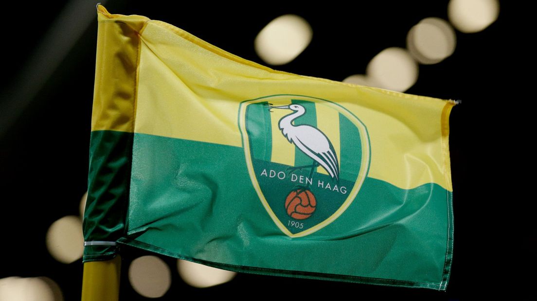 Logo van ADO Den Haag op een cornervlag