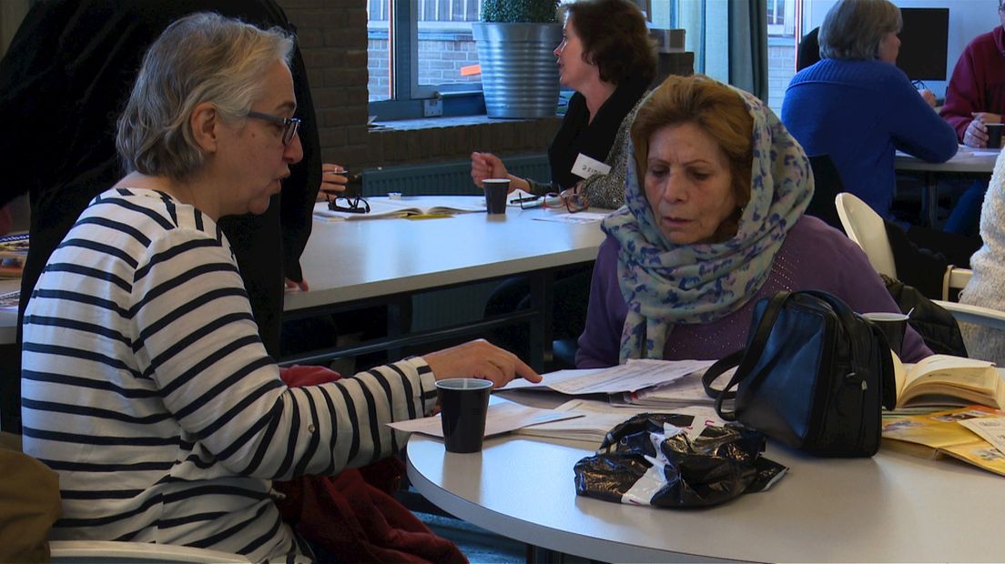 In de Centrale Bibliotheek in Enschede kunnen mensen de Nederlandse taal leren.